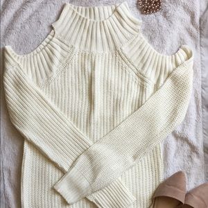 ✨Plus size cold shoulder cream knit sweater✨